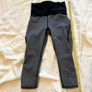 Lululemon women’s size 4 cropped leggings black and gray